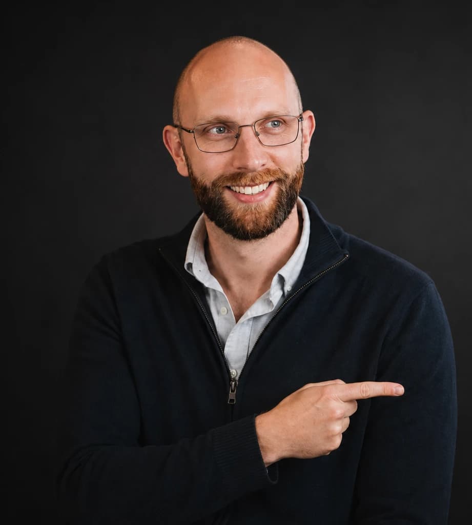 Rogier Helvensteijn wijst naar de boek-knop